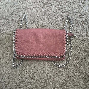 Kjedjeväska - Super fin vänska som jag fick i sommras,priset pga hålet inuti!