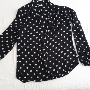 Prickig blus - Storlek:26, köpt från Holly white, har använd en gång. Är för liten till mig