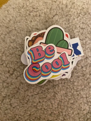 HEMGJORDASMYCKEN - TITTA TIDIGARE UPPLÄGG DÄE DE FINNS FLER BILDER AV DETTA. Jag har flera olika påsar som de står olika saker på. Jag har stickers med olika texter och bilder. De finns även redan örhängen som redan är gjorda. Priset kan diskuteras och man får buda.