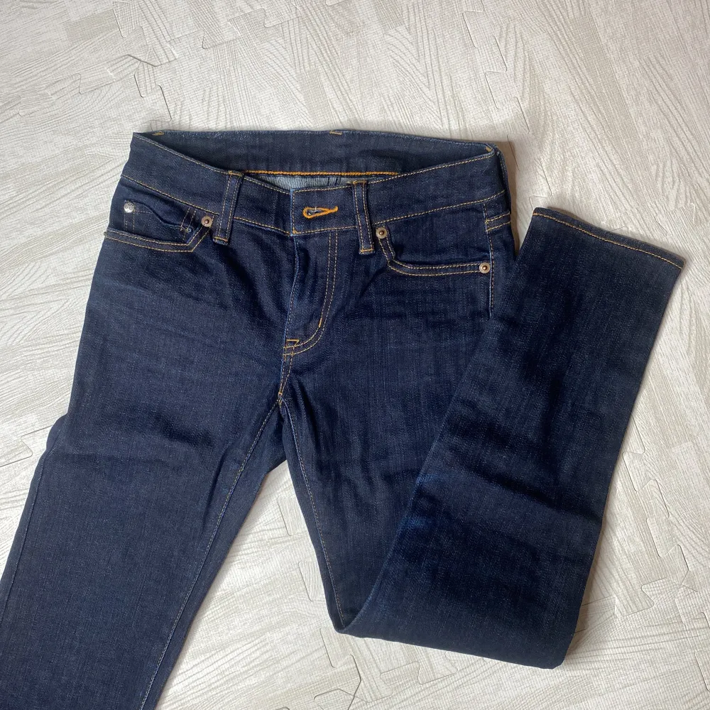 Mörkblå crop skinny jeans som är lite kortare i benen med låg midja. Storlek 25 Ralph Lauren Denim & Supply . Jeans & Byxor.