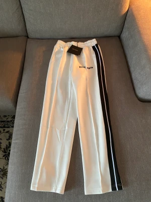 Palm angels - Guldpris! Helt nya grymt sköna och snygga vita palm angels byxor, haft de ett tag och inte fått sålt därav det billiga priset, kvitto finns. Öppen för byten 