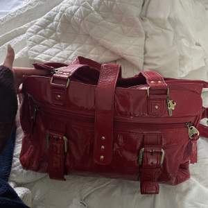 Säljer denna höstliga röda handväska som jag köpte på Plick då den inte kommer till användning längre. Väldigt höstig färg och ger vintage vibes! Har några defekter, kom privat för bild på dem!❤️ tryck gärna på köp direkt!🫶🏼