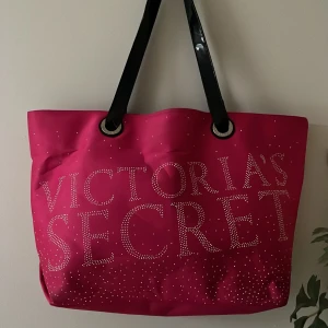 Victoria secret väska🩷 - Super snygg unik Victoria secret väska i bra skick. Ända defekterna är att den är hyfsat fläckig på undersidan och har en  fläck på insidan men båda dem tänker man inte på när man bär väskan ( bild 3)🩷 Jag tror inte heller att väskan säljs längre🩷
