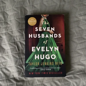 the seven husbands of evelyn hugo  - Skriven av taylor jenkins reid på engelska. New york times best seller.