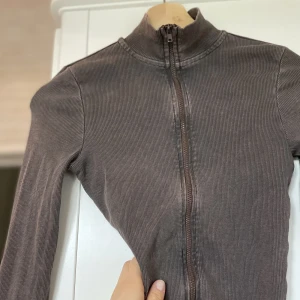 Höstig Zip up tröja/ kofta - Väl omhändertagen chokladbrun zip up tröja från märket Collusion. Står stl 36, men sitter supertight på mig som oftast har xs💕 Suuuuperfin till lågmidjade jeans!