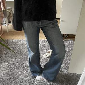 Långa, utsvängda bootcut jeans med låg midja. Supersnygg vintage-tvätt men i utmärkt skick och inga synliga skavanker.🌟😍💋 38 cm midja och 83 cm innerbenslängd. VID SNABB AFFÄR KAN PRIS DISKUTTERAS.