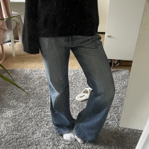 Bootcut jeans med låg midja - Långa, utsvängda bootcut jeans med låg midja. Supersnygg vintage-tvätt men i utmärkt skick och inga synliga skavanker.🌟😍💋 38 cm midja och 83 cm innerbenslängd. VID SNABB AFFÄR KAN PRIS DISKUTTERAS.