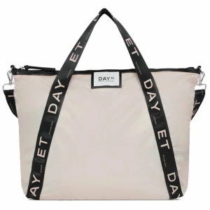 Day väska - Säljer min day väska då jag redan har så många väskor och denna kommer då ej till användning. Väldigt fint skick då den blivit använd fåtal gånger. Köpt för 900kr. Små defekter nedtill, syns knappt