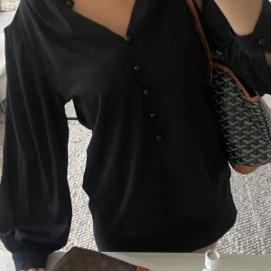 Svart blus  - Svart blus som inte kommer till användning, strl s men passar xs-m 