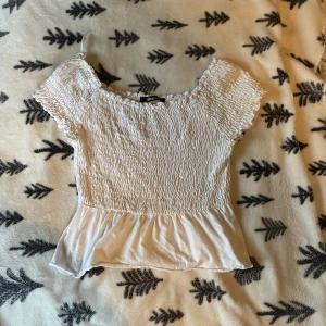 Topp - Gina  - Topp från Gina tricot Använt skick men har mer att ge!  Storlek S Skriv vid funderingar eller fler bilder <3