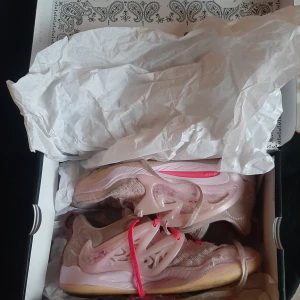 Nike KD 15 Aunt Pearl  - Skick: 4/10  Vi säljer de billigt eftersom de är väldigt använda. Vi är öppna för alla frågor och diskussioner om pris.  Vill du också göra av dig med dina skor? Vi köper även skor från användare.    