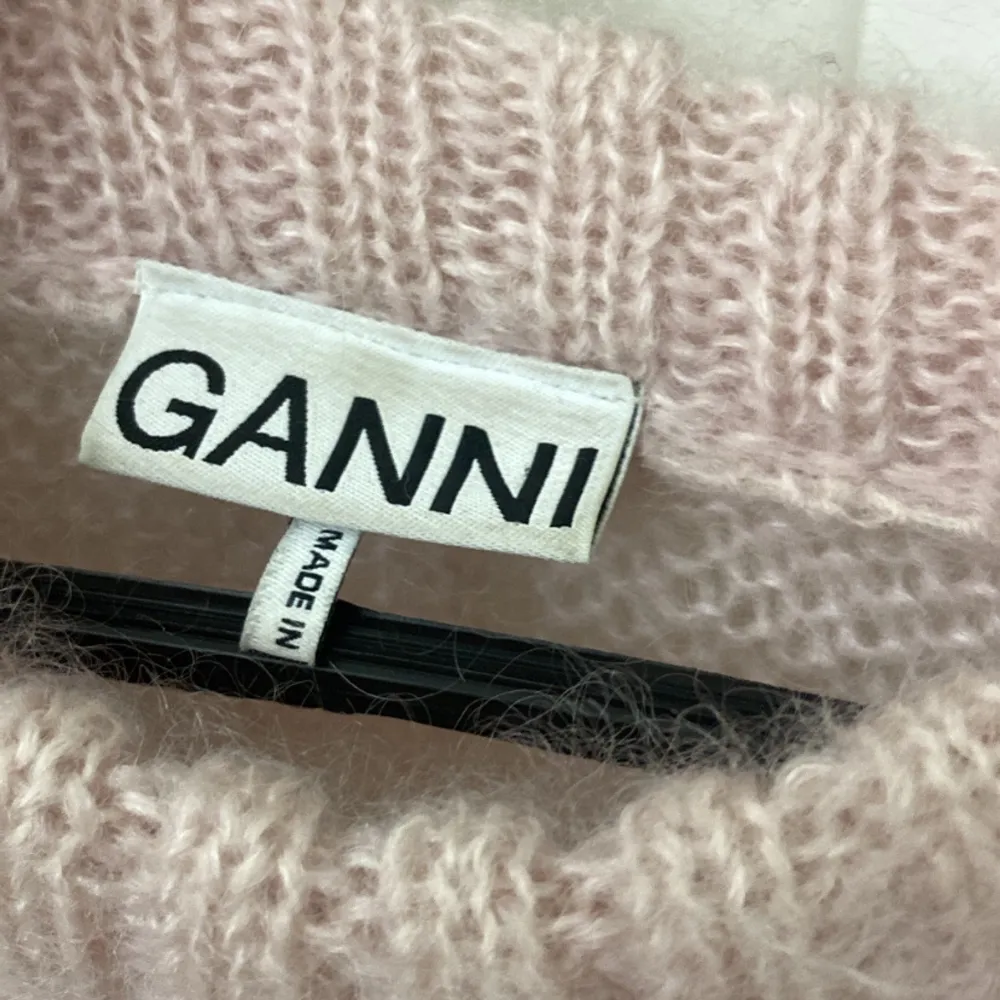 Stickad ljusrosa tröja från Ganni, köpt på NK förra sommaren. Väl använd vilket syns på den. Nypris 2000. Pris kan diskuteras vid snabb affär.. Tröjor & Koftor.