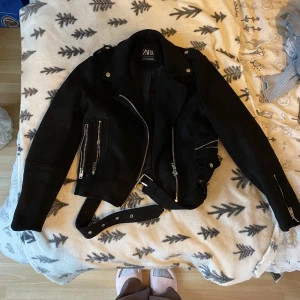Zara Jacka  - Jacka från Zara, knappt använd  Storlek XS Skriv vid fler bilder eller vid frågor<3