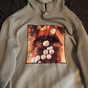Limitato hoodie  - Säljer pga att jag inte använder den, lite liten i storleken så passar M också.