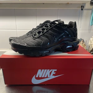 Airmax plus - Säljer mina airmax plus för män, ny skick endast använda ett par gånger. Nike låda fås med 