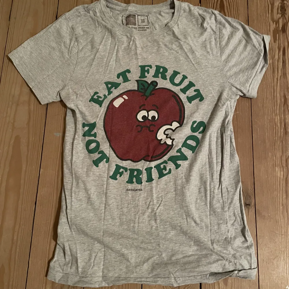 En t-shirt från dedicated med tryck. Använd, fläckfri, väl omhändertagen, bomull.. T-shirts.