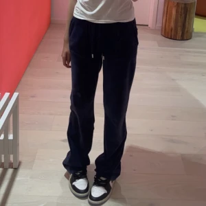 juicy  - säljer mina mörkblå juicy byxor då jag även har ett par svarta(till salu) så dom kommer inte till användning. Dom är annars super fina!