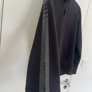 Hoodie - Peak performance hoodie i bra skick! Endast använd 4 gånger