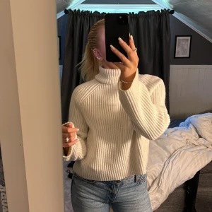 Vit stickad tröja  - Jätte fin och skön stickad tröja! Änvänd fåtal gånger 