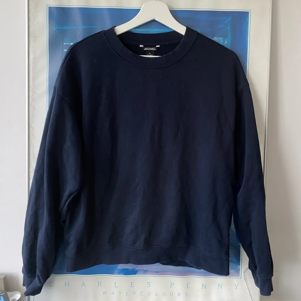 Blå sweatshirt från monki, säljer för att den inte kommer till användning. . Tröjor & Koftor.