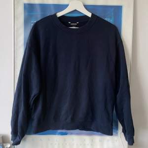 Blå sweatshirt från monki, säljer för att den inte kommer till användning. 