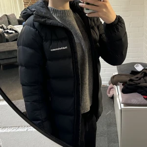 Peak Performance jacka - Peak Performance jacka!! Stl xs, bra skick, perfekt inför vintern🤍🤍 Skriv för fler bilder