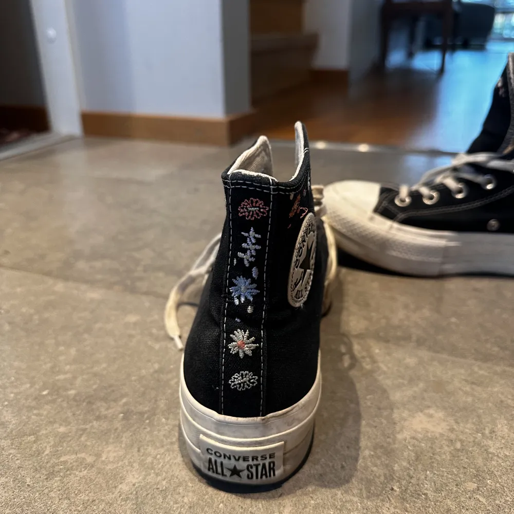 Sååå söta converse med broderier och platform sula. Använda en vår och kan nog behöva sig en tvätt men annars i väldigt fint skick. Lite slitage på hälsulorna. Pris diskuterbart vid snabb affär. Skor.