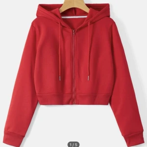 croppad hoodie - Tröjan är helt oanvänd, det är i storlek L men den är väldigt liten i storleken så jag skulle nog säga att den mer liknar storlek s, och därför är den helt oanvänd eftersom att den inte passade från början.