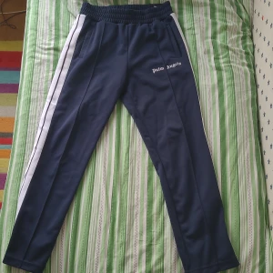 Palm Angels core classic track pants - Storlek L på detta plagg, oanvänd de senaste 3 månaderna då jag intresserat mig inom annat. Toppen skick, inga skador eller märken på den som jag kan se. Som sakt inte haft möjligheten att använda den så mycket. Pris kan diskuteras.