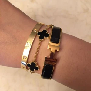 Van Cleef  - Säljer mitt absoluta favorit armband då jag har det i en annan färg. Så himla elegant och fint🤩🤍 Använd två/tre gånger. 