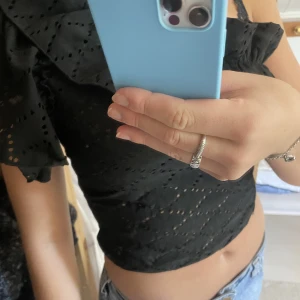 Zara topp - Säljer denna topp då den inte kommer till användning. Den går över ena armen (skriv för fler bilder)💕den är i nyskick, aldrig använd!