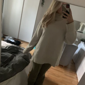 Stickad tröja  - Super mysig stickad tröja nu till vintern som är lite längre oxh me krage 
