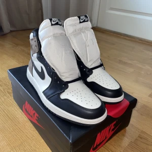 Jordan 1 Retro High Dark Mocha - En ny Jordan 1 retro high i Dark Mocha Colorway. Storlek: 10 US / EU 44  Köpte den från StockX för ca 1,5 vecka sedan.  Kvitto finns!