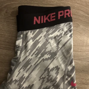 Nike träningshorts  - Säljer dessa superfina träningsshorts från Nike då dem inte längre passar mig. Shortsen är endast använda 1-2 gånger och har inga defekter🤍