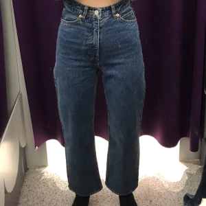 Monki jeans - Fina Monki-jeans i bra skick! Originalpris 400kr 2021💝 99% cotton 1% elastaine. Säljer pga att de är för små för mig!