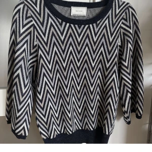 Tröja från Neo Noir - Säljer denna tröja som jag köpte här på plick, men den har ej kommit till användning. Hittar ej storleken men den passar från 34 - 38. Den är från Neo Noir💕