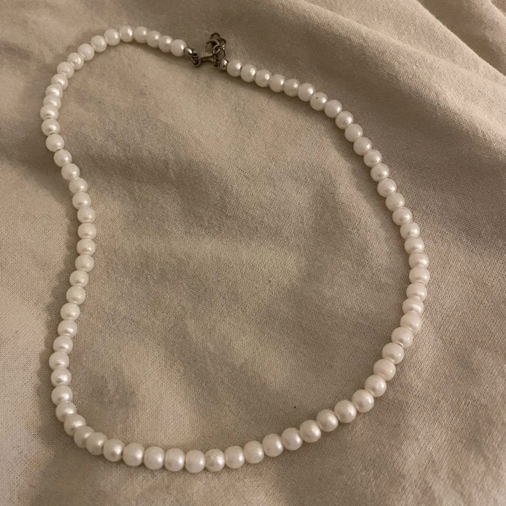 Säljer detta söta pärlhalsband jag köpte av ett uf företag förra året. Accessoarer.