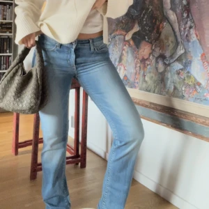 lågmidjade levis jeans - asså dessa jeans🤩 från levis och är lågmidjade och straight!! älskar färgen också🪩💌stl 36 men de är stretchiga