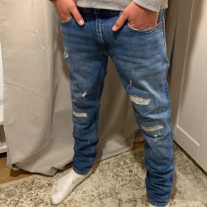 Tja! Säljer de här as snygga Calvin Klein Jeans som är i topp skick! 9,5/10 har bara använt i få tillfällen! Skriv till mig för fler bilder, pris kan diskuteras vid snabbaffär! mvh, Alend 😁