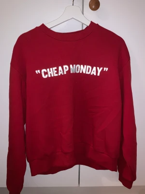 Tjocktröja ”cheap monday” - Jättefin och bekväm tjocktröja från cheap monkey, köpt på junk yard! Säljer då den inte kommer till användning. Pris kan diskuteras😁