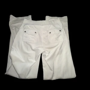 Juicy Couture  - Jätte fina vita juicy couture byxor! S men funkar som xs! PRISET KAN DISKUTERAS ❗️