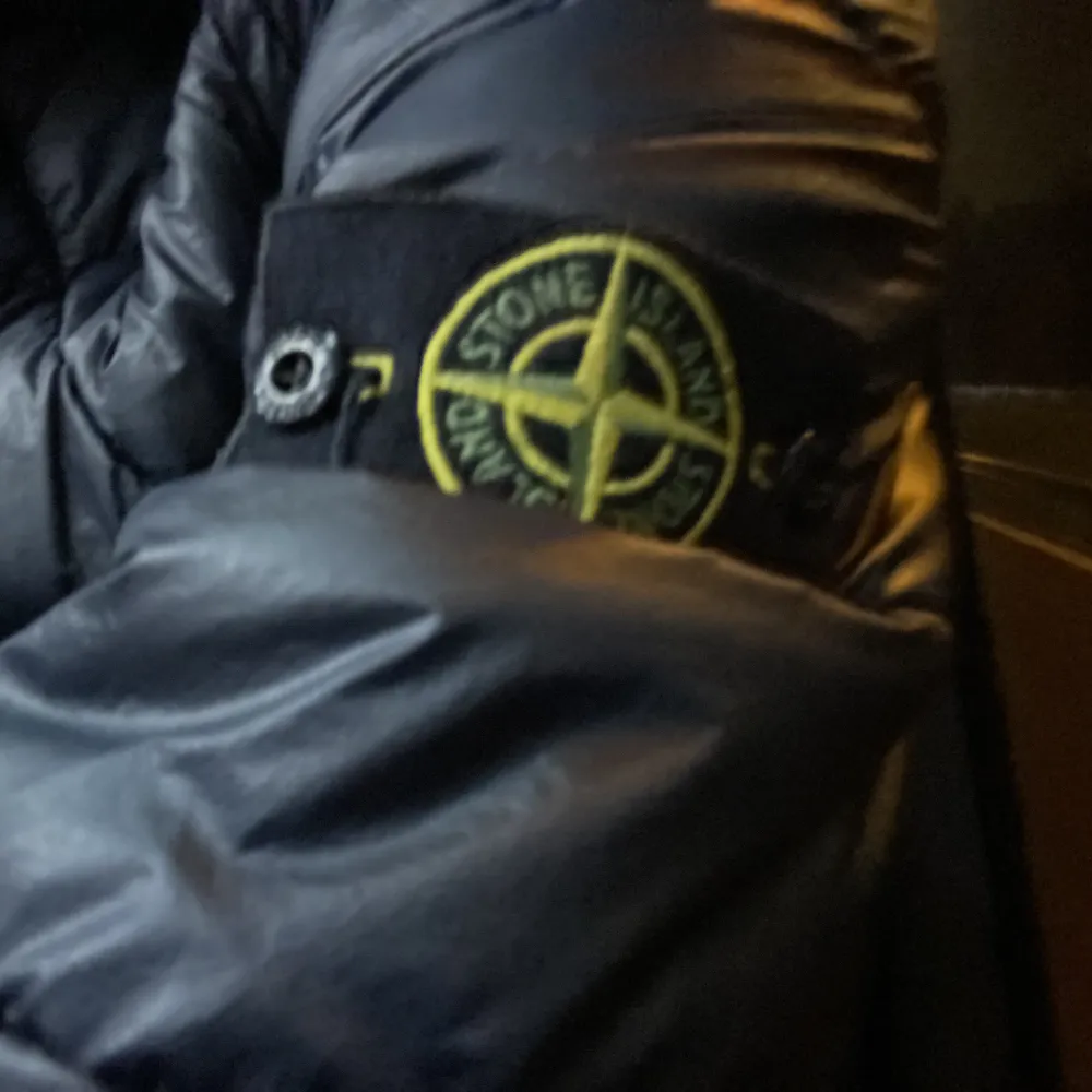 Stoneisland jacka storlek M herr,  äkta, kostar 5000kr ny.. Jackor.