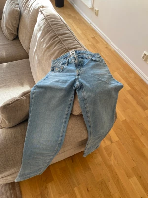 Jeans - Säljer dessa oanvända ljusblåa jeans. 
