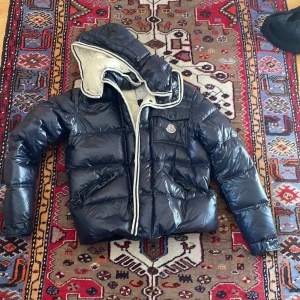 Moncler bramson  - Säljer pågrund av att den är lite för liten på mig, köpt på kaspersheat föra året och nästan aldrig använd storlek 3  Färgen är inte marinblå utan navy men gick ej att välja 