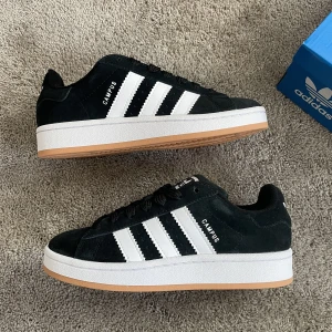 Adidas Campus 00s - Adidas Campus 00s Black White Gum —————————————— Størrelser tilgjengelig: 36 (1199kr)  Info: Helt nye i boks og alt OG medfølger —————————————— Møtes i Oslo  Dm om du er interessert Null retur! Tags: Air Jordan 4, mid pollen, yellow, white, black, high, l