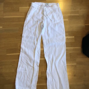 Linnebyxor lågmidjade - Lågmidjade linnebyxor. Aldrig använda