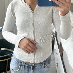 Stickad zip up - INTERESSEKOLL!! Jättefin stickad zip up med så söta fickor! Prefekt nu i höst 🍂 😍BILDEN ÄR LÅNAD❗️