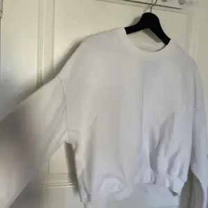 Vit Croppad sweatshirt från lager 157 i storlek XS/S✨