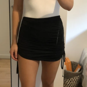 Svart kjol  - Aldrig använd 