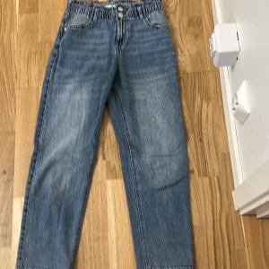 Säljer den eftersom den har blivit för liten. - Gamla jeans som har blivit små .